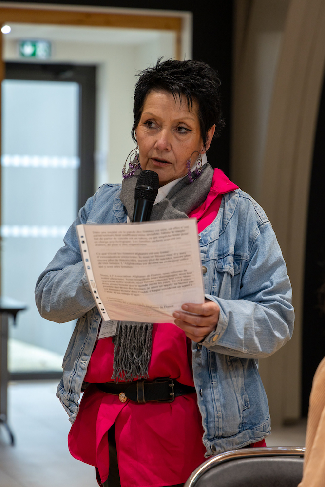 Lecture d'un texte d'une femme afghane