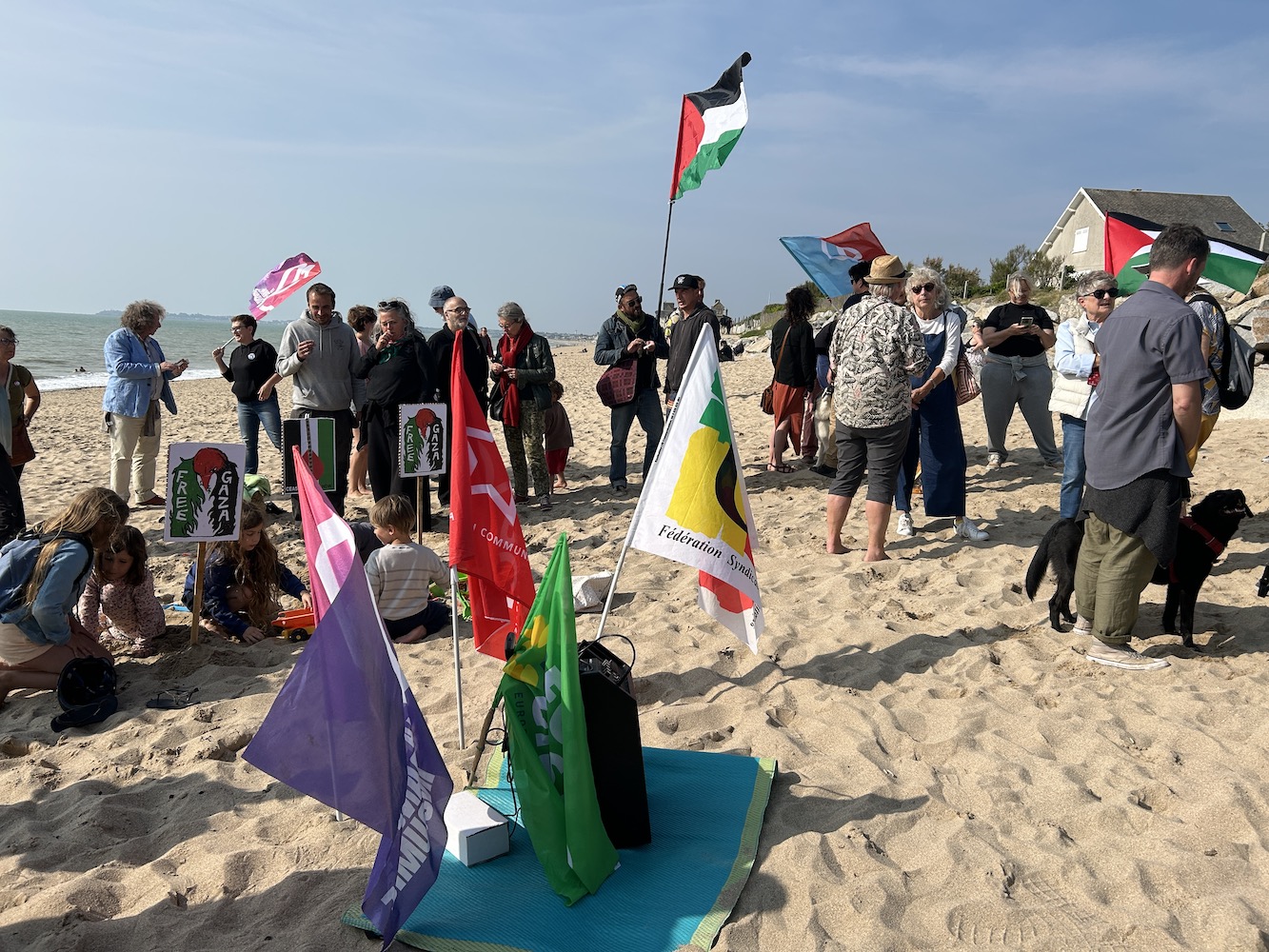 Lors du rassemblement sur la plage de Carolles, Patrick Grimberg (LFI) a pris la parole pour d&eacute;noncer le g&eacute;nocide en cours &agrave; Gaza et l'absence d'action du pr&eacute;sident Macron