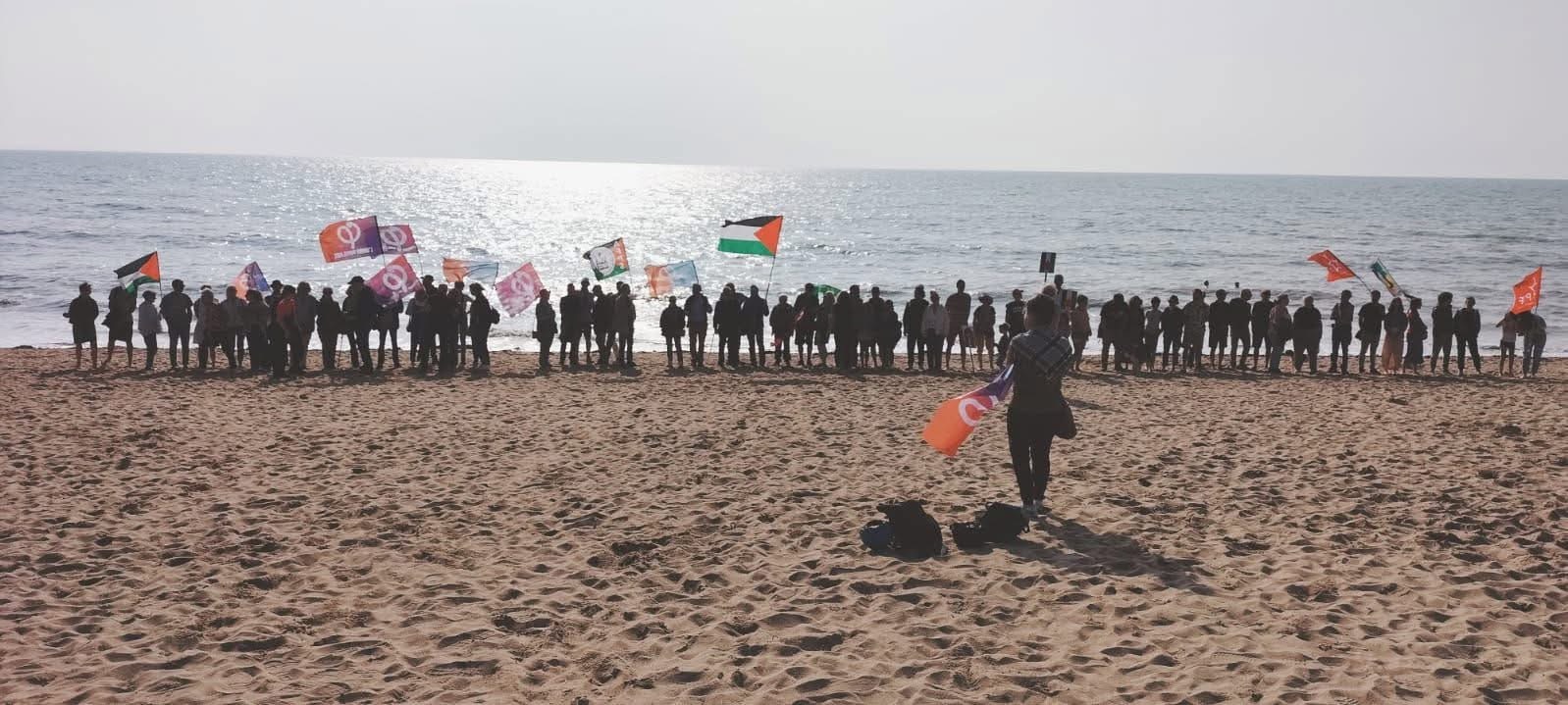 Photo en ligne le long de la mer (une centaine de participants toutes g&eacute;n&eacute;rations confondues)