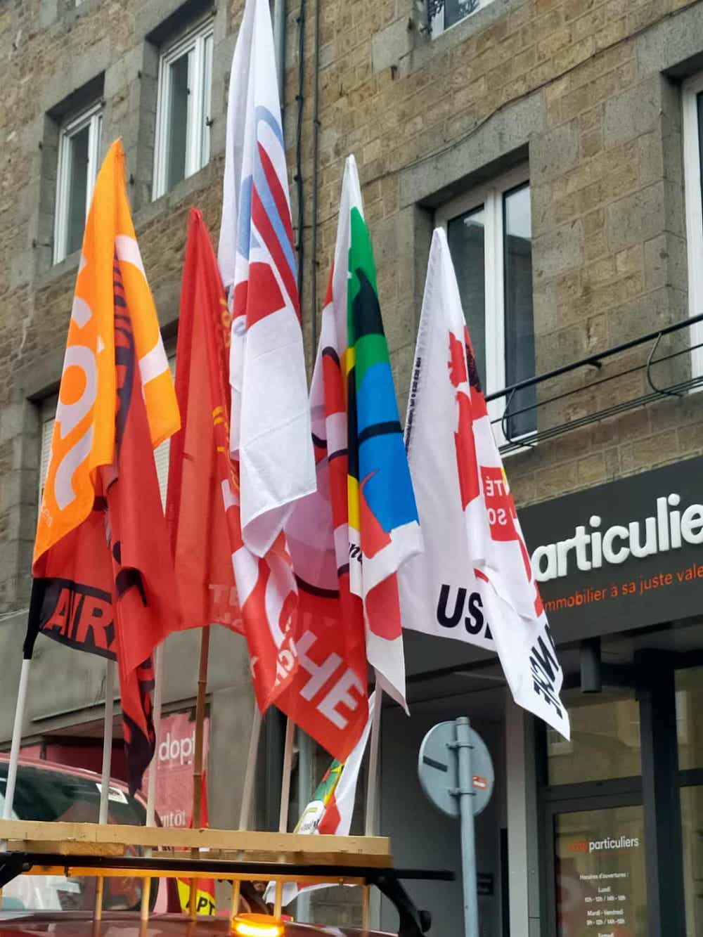 drapeaux syndicaux &agrave; Avranches le 18 septembre 2025