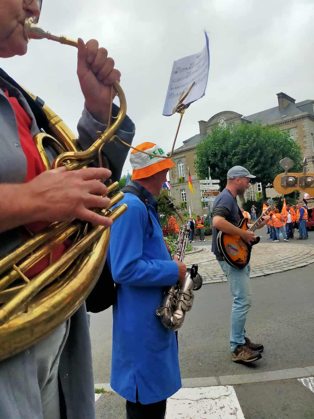 musiciens pendant la manifestation &agrave; Avranches le 18 septembre 2025