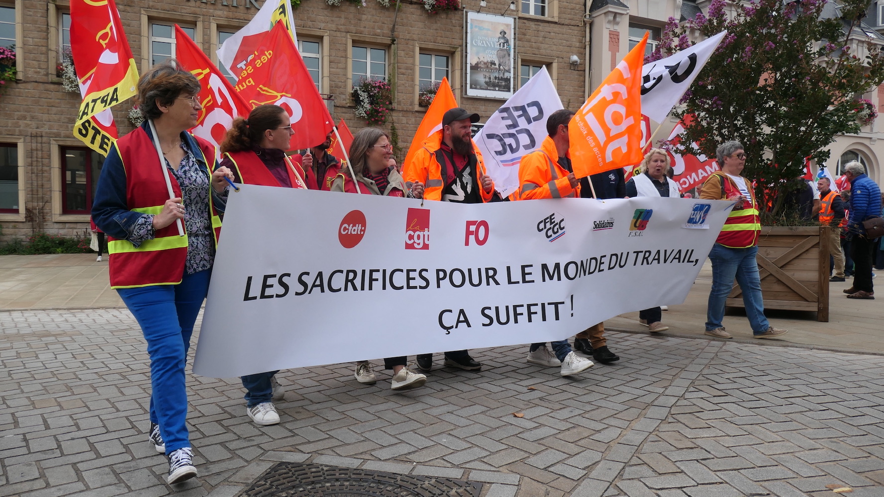 banderole intersyndicale en t&ecirc;te de cort&egrave;ge &agrave; Granville le 18 septembre 2025