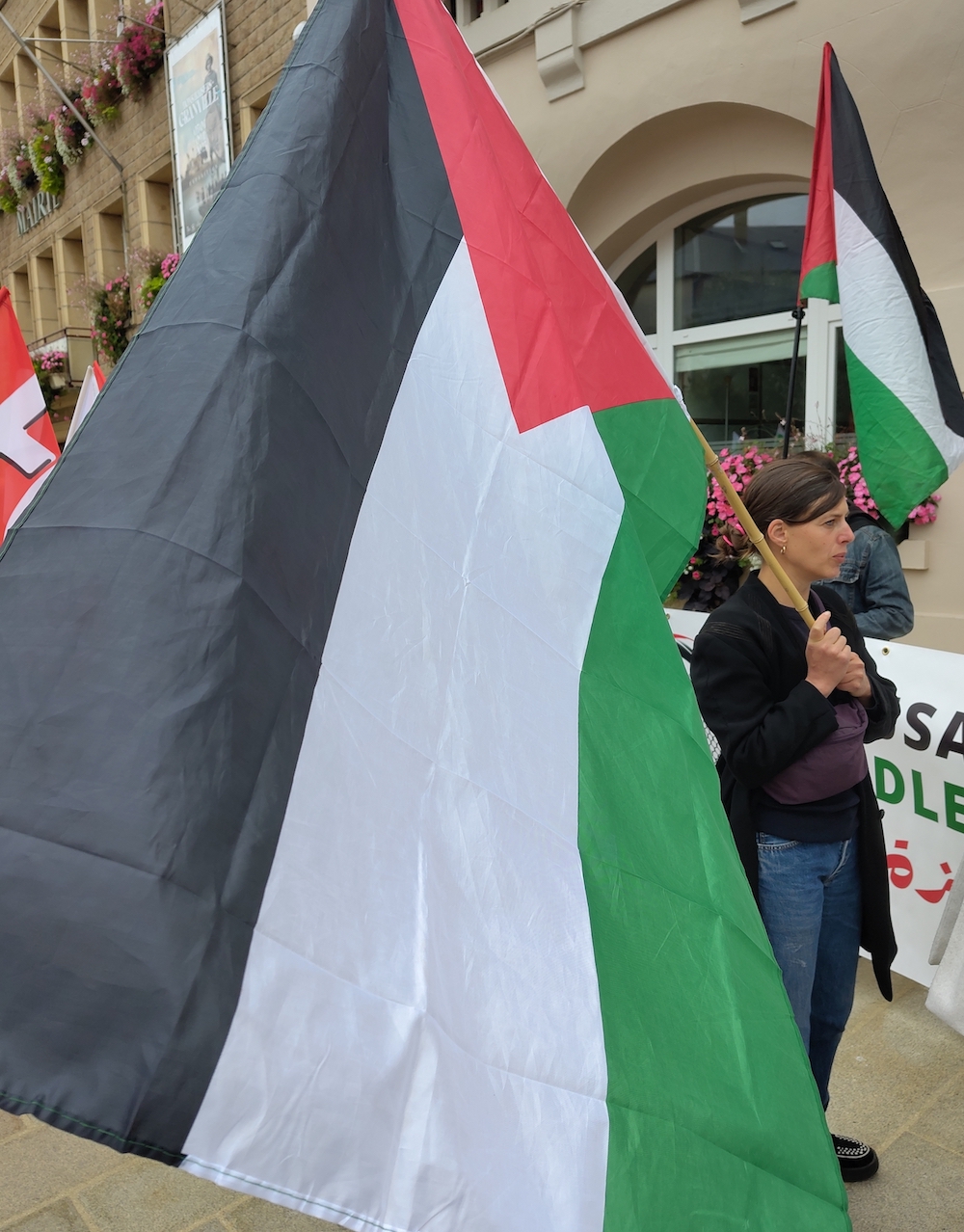drapeau palestinien pendant la manifestation &agrave; Granville le 18 septembre 2025