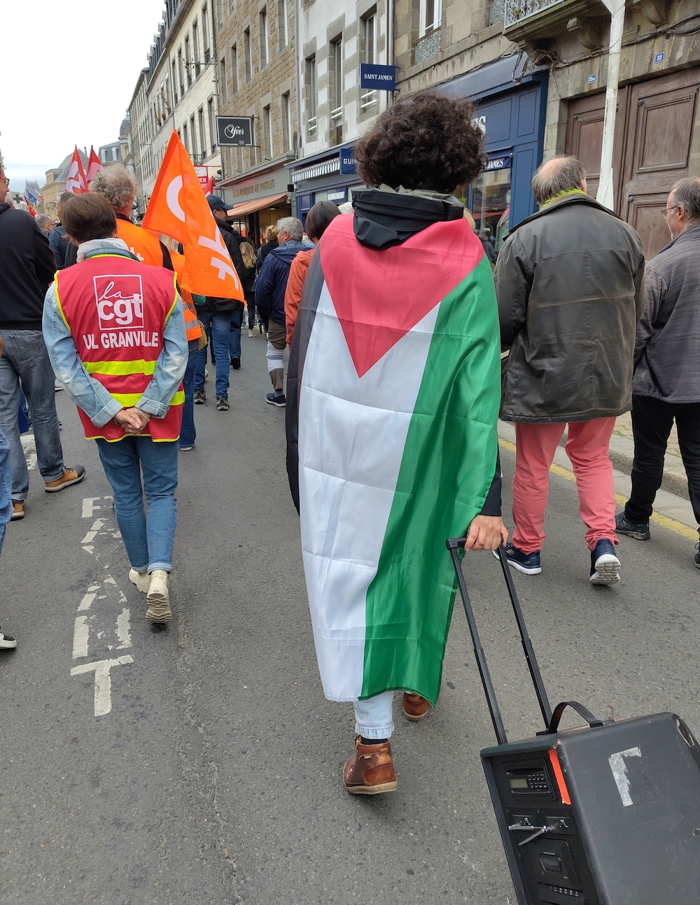 drapeau palestinien pendant la manifestation &agrave; Granville le 18 septembre 2025