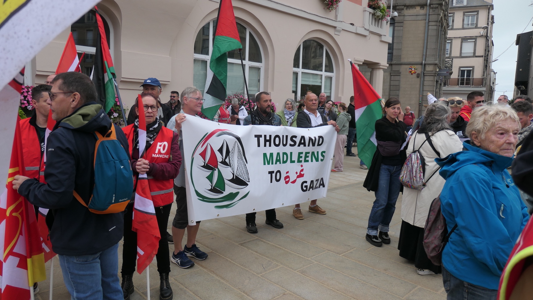 banderole des Thousand Madleens pendant la manifestation &agrave; Granville le 18 septembre 2025