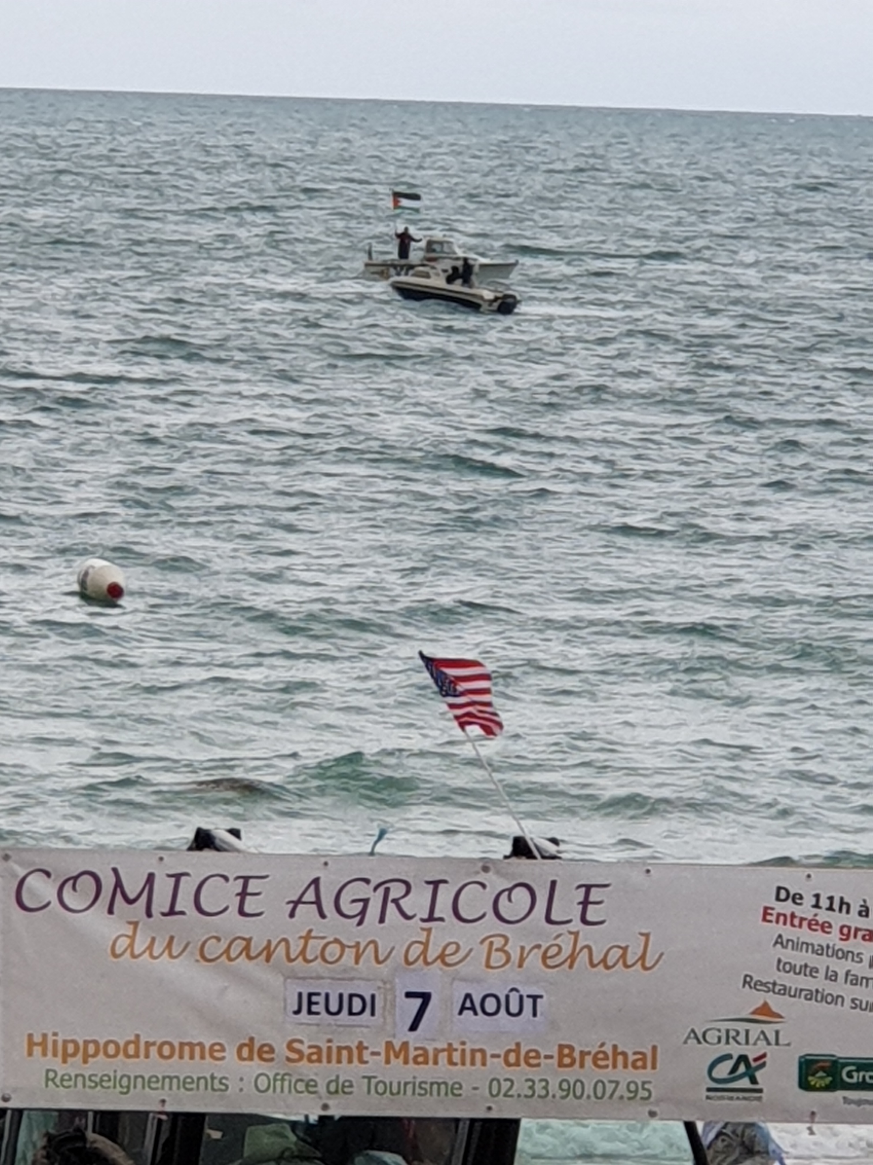 pied de nez : un bateau a tout de même déployé le drapeau palestinien, à bonne distance