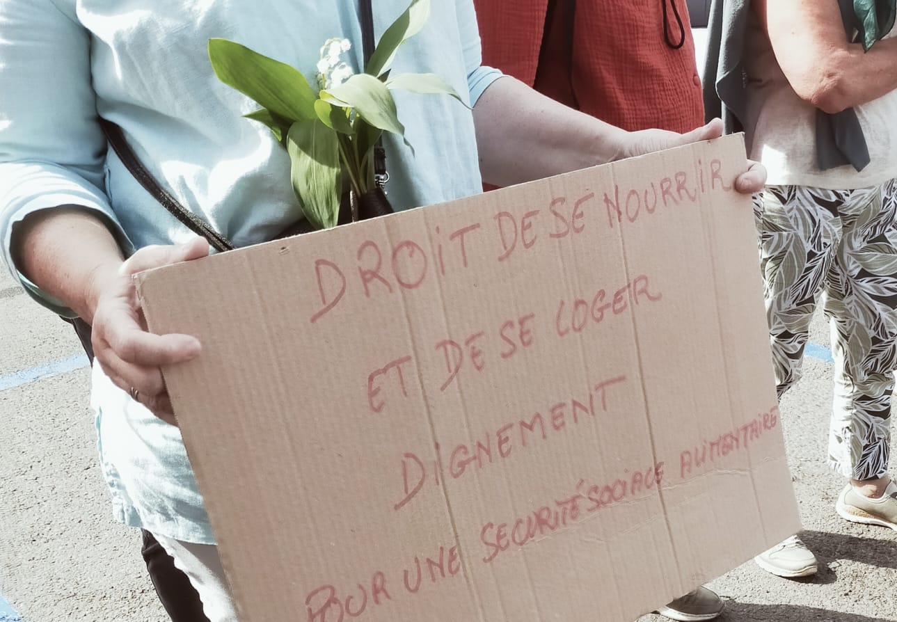 une pancarte lors de la manifestation du 1er-Mai à Avranches (cc) Affichage libre