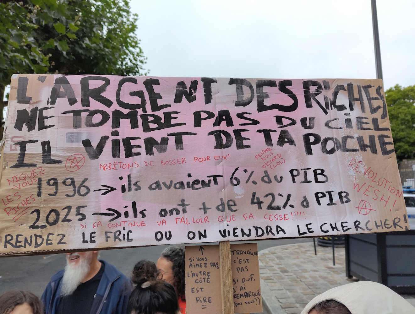Pancarte vue pendant la manifestation à Avranches le 18 septembre 2025