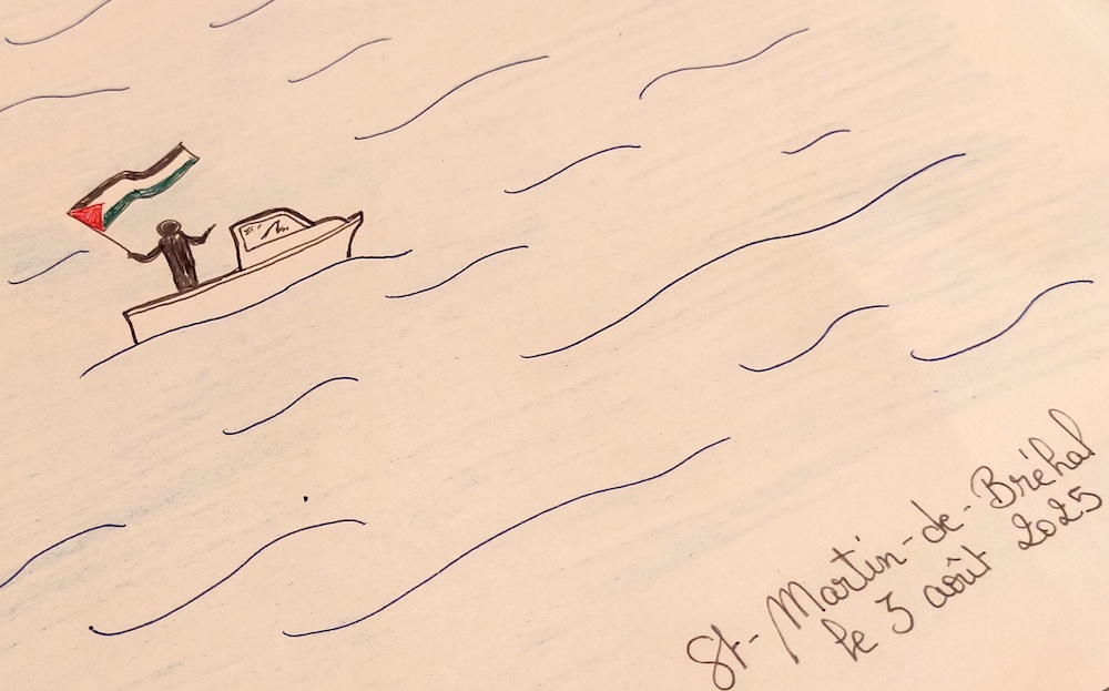 pied de nez : un bateau a tout de même déployé le drapeau palestinien, à bonne distance, au large de Saint-Martin-de-Bréhal le dimanche 3 août 2025