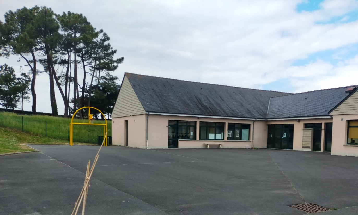 Derri&egrave;re l'&eacute;cole du bout de la mer... la mer - et un cordon dunaire qui s'amincit