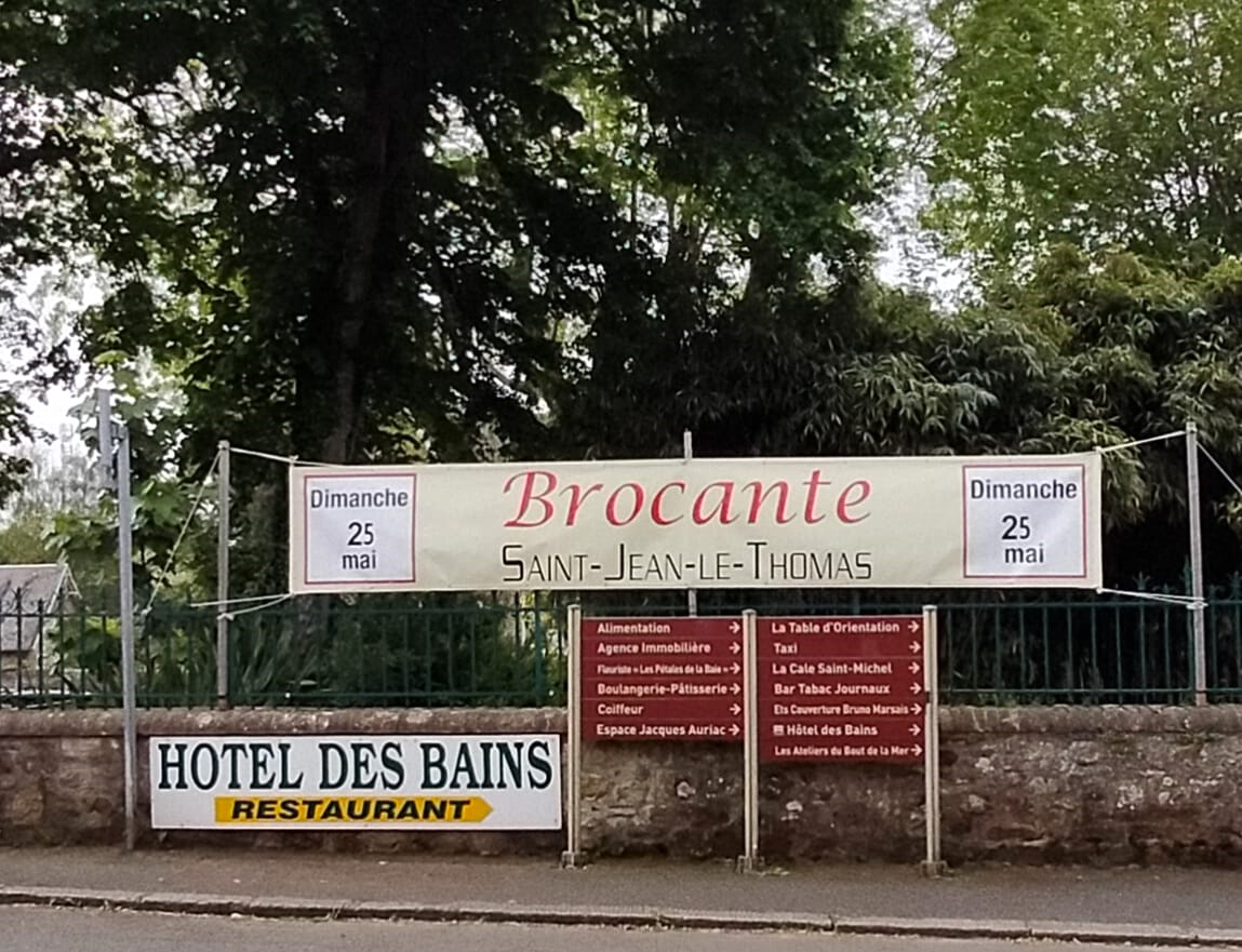 Une banderole et quelques panneaux r&eacute;sument bien l'activit&eacute; d'un village pourtant petit