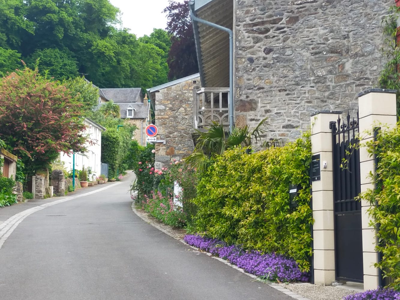 Une des rues typiques du village, belles et vieilles pierres et fleurs omnipr&eacute;sentes au printemps