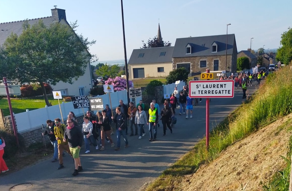 Manifestation contre l'implantation d'une unité de stockage électrique à Saint-Laurent-de-Terregatte le vendredi 23 mai 2025