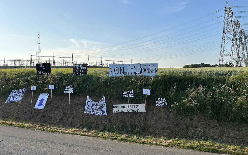 Pancartes sur un talus pendant la manifestation du 23 mai à Saint-Laurent-de-Terregatte