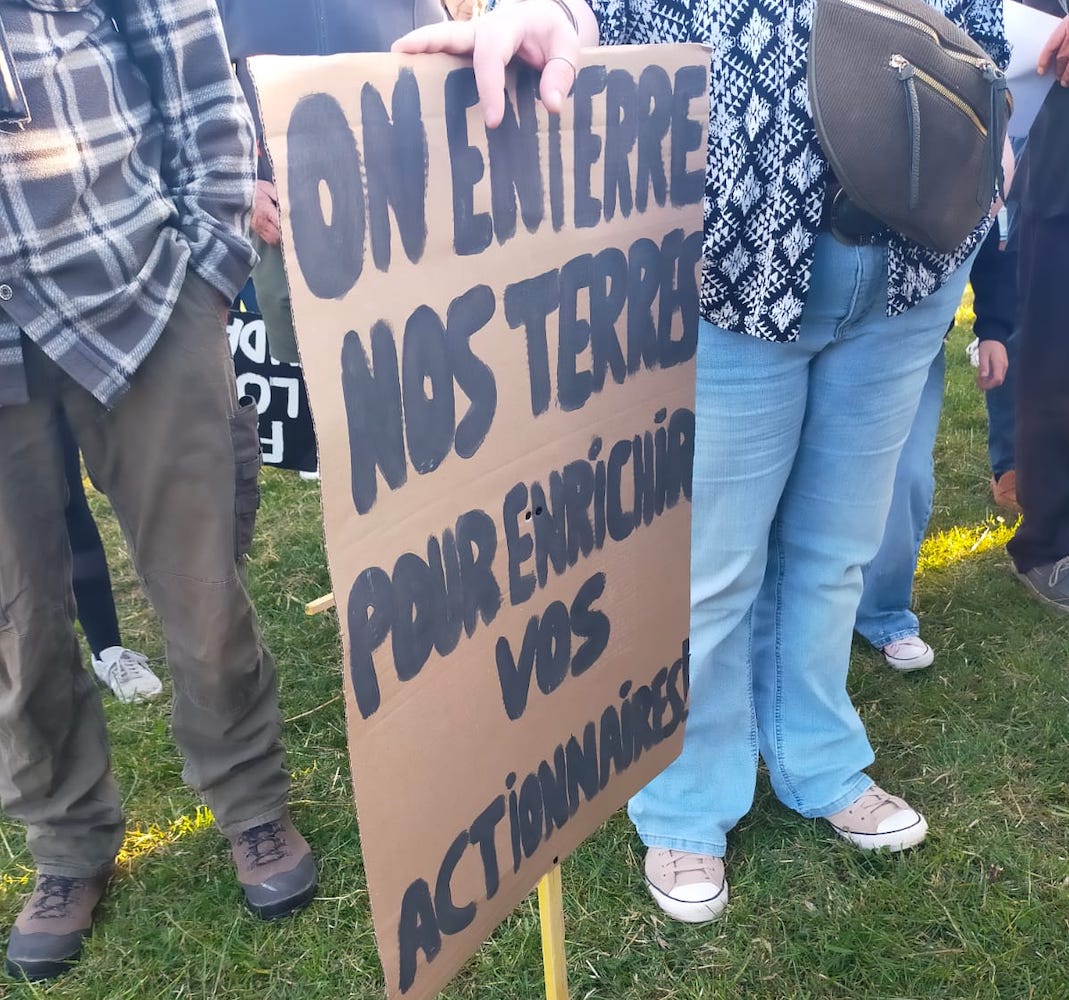 Pancarte On enterre nos terres pour enrichir vos actionnaires ! pendant la manifestation du 23 mai à Saint-Laurent-de-Terregatte